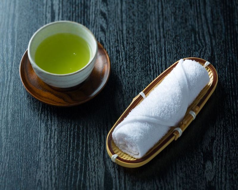 Oshibori: khăn lau tay trước khi ăn (Ảnh: cotoacademy.com)